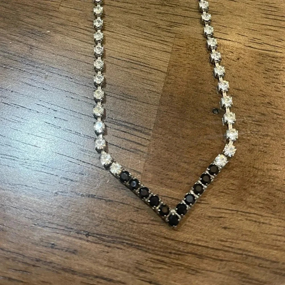 Vintage Silver Tone Black White Rhinestone V Shape Necklace 16” Diamanté - Picture 6 of 9